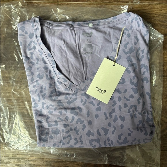 Kyte BABY Tops - Kyte BABY Women’s Relaxed fit V neck - Taro Leopard